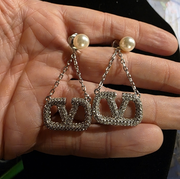 USED....Elegant Valintino Silver and Pearl Drop Earrings - Picture 3 of 5